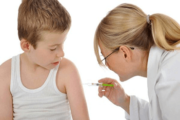 Hình ảnh trẻ tiêm vắc xin phòng bệnh quai bị