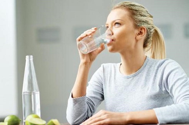 Nên uống nhiều nước khi dùng viên uống Hoa Thiên. Vì có thể bạn chưa quen với thuốc có thành phần chứa collagen và vitamin C