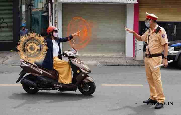 Meme công an giao thông đang viết phạt mà caption siêu “cà khịa”