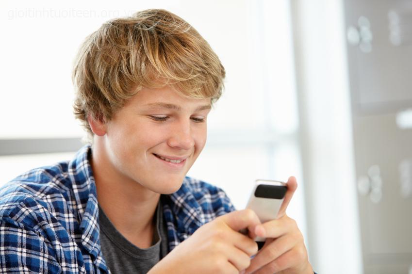 Khi yêu, con trai có hay nhắn tin trước không? Đây là dấu hiệu quan trọng Khi yêu, con trai có hay nhắn tin trước không? Đây là dấu hiệu quan trọng