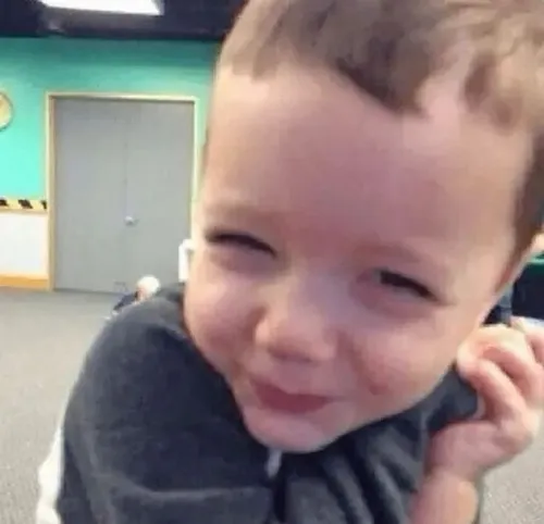 Ảnh hài dáng người bối rối khép nép vì bị gọi tên