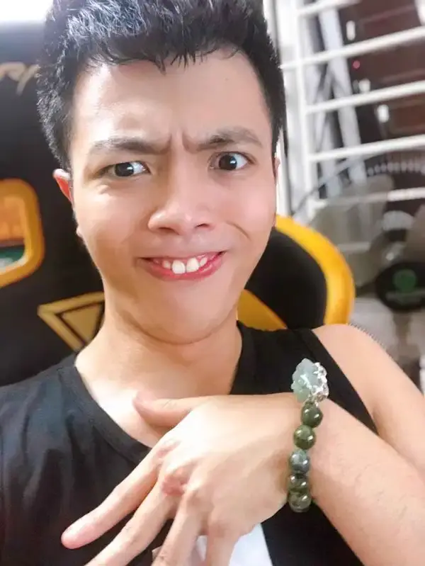 Khi đang chill thì ai đó kể bí mật gây sốc.