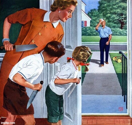 Ảnh meme cầm dao lén lút sau lưng đầy sát khí giả trân