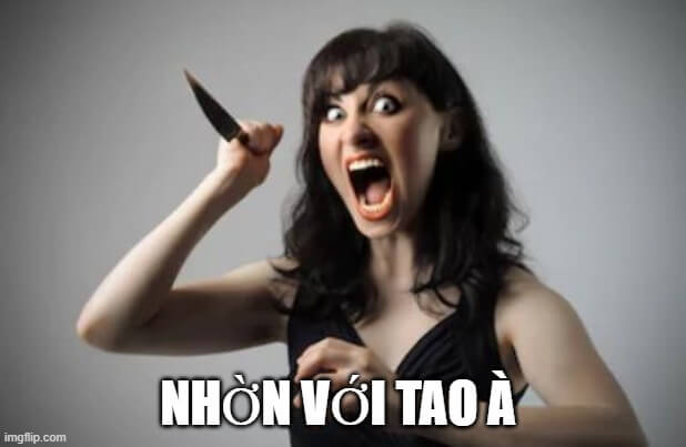 Ảnh meme cầm dao với ánh mắt nhìn như muốn xử ai đó: nhờn với tao à