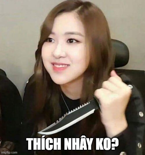 Meme troll cầm dao đứng trong góc nhà cực kỳ đáng sợ: Thích nhây không?