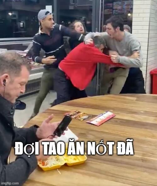 Ảnh meme đánh hội đồng: Đợi tao ăn nốt đã