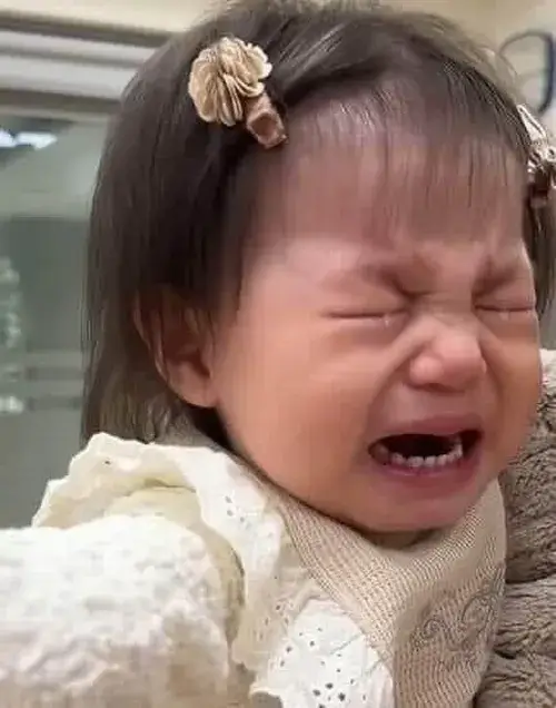 Ảnh chế khóc mếu máo do phản ứng trước tổn thương cũ