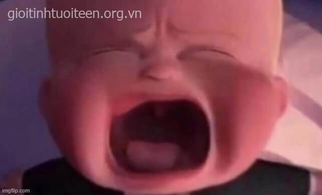Em bé sơ sinh khóc lóc nhắm hết cả mắt lại