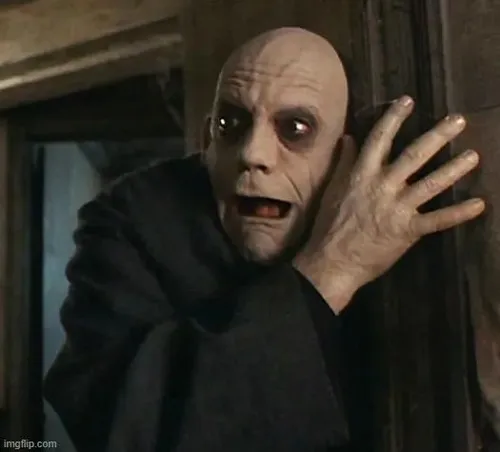 Phản ứng run rẩy phóng đại trong meme sợ hãi