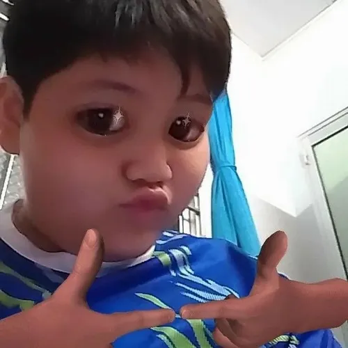 Ảnh troll ánh mắt e thẹn chúm chím khi chạm mặt bất ngờ