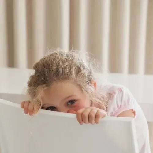 Meme chế em bé ánh mắt bẽn lẽn né tránh trong giây lát