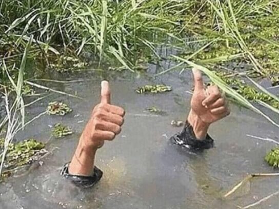 Chìm dưới nước mà vẫn giơ 2 tay: Oke bro