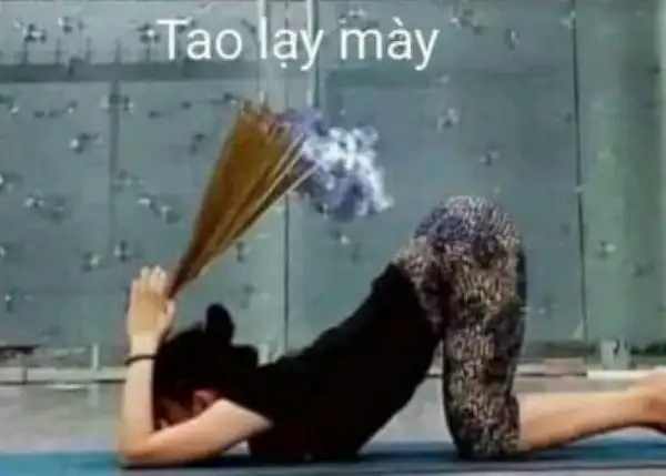 Cô gái chu đít lạy mày dâng hương