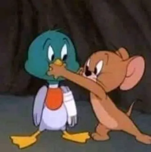 Meme mèo Tom chốt vibe phóng đại cảm xúc trong phòng khách chật