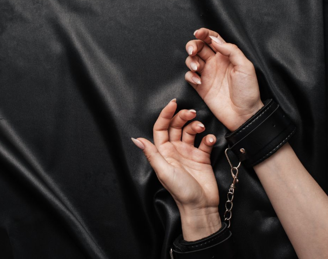 BDSM là gì mà tuổi trẻ tò mò? Không chỉ nằm ở bạo lực và kiểm soát BDSM là gì mà tuổi trẻ tò mò? Không chỉ nằm ở bạo lực và kiểm soát