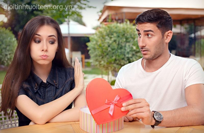 Con trai làm gì khi bị từ chối tình cảm? 5 phản ứng phổ biến