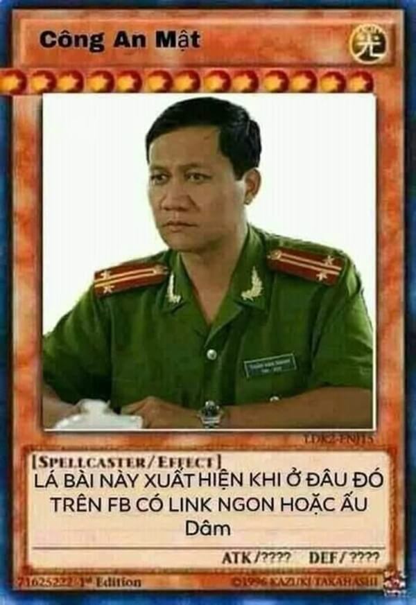 Ảnh meme công an giao thông đứng đường với biểu cảm siêu nghiêm túc