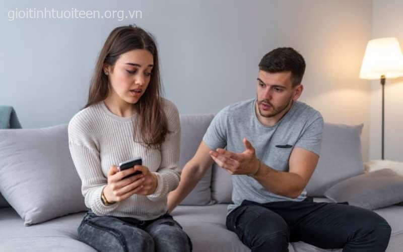 7 dấu hiệu con trai ghen khi yêu bạn: Im lặng hay bùng nổ?