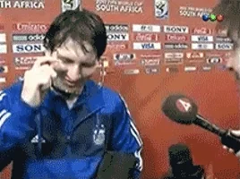 Messi đeo kính đen khi phỏng vấn