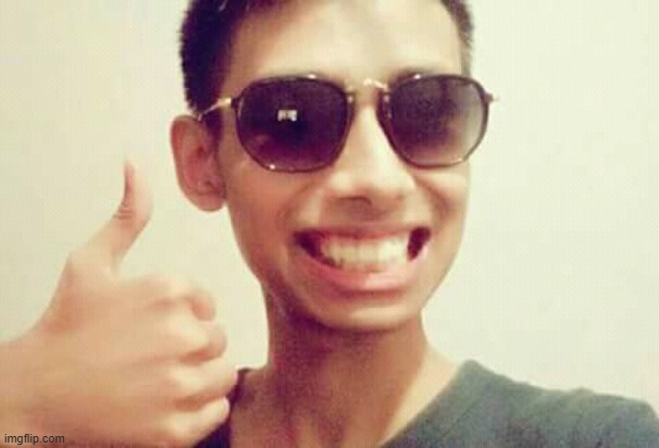 Chàng trai đeo kính đen oke cười nhe răng