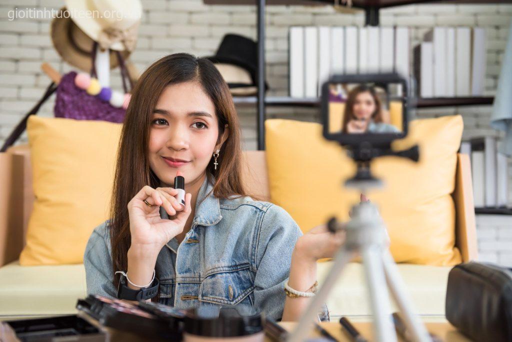 KOL là gì? Khi người có tầm ảnh hưởng không chỉ là người nổi tiếng
