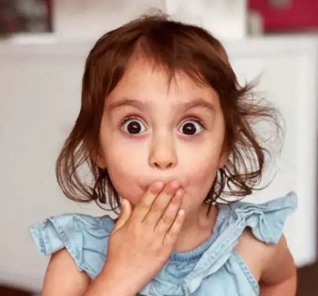 Gương mặt bất ngờ của em bé như thể vừa mất chiếc bánh.