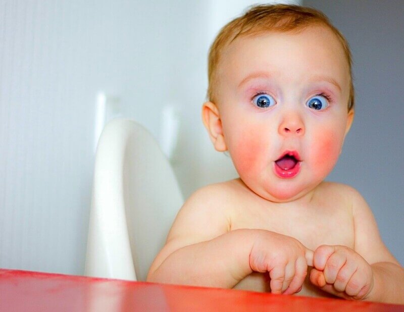 Em bé hoảng hốt khi bị gọi đi ngủ mà chưa được xem tivi.