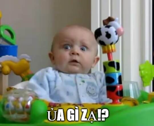 Biểu cảm em bé bất ngờ vì bị gọi tên giữa đám đông.