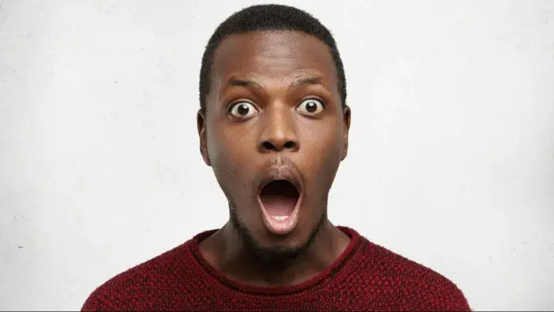 Biểu cảm của anh da đen khiến ai cũng sốc vì quá bất ngờ.