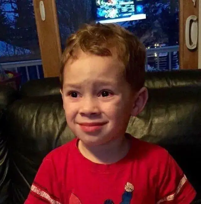 Em bé sửng sốt với biểu cảm như thể vừa bị troll nhẹ.