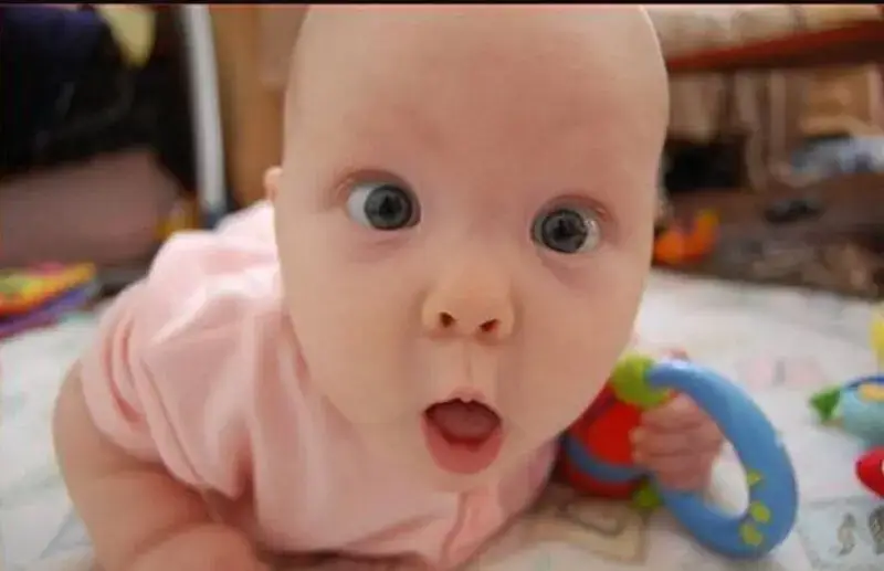Khuôn mặt bất ngờ của em bé khiến ai cũng muốn chia sẻ ngay.