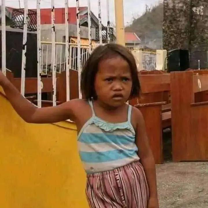 Meme em bé ngỡ ngàng như thể vừa nghe bí mật gia đình.