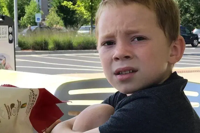 Em bé với biểu cảm “đứng hình mất 5 giây” cực kỳ dễ thương.