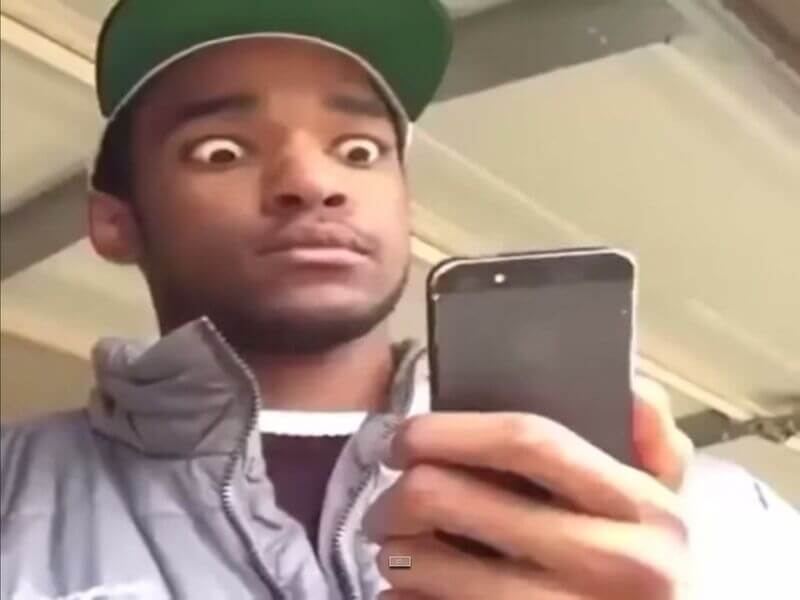 Anh da đen bất ngờ như vừa nghe bí mật vũ trụ bị tiết lộ.