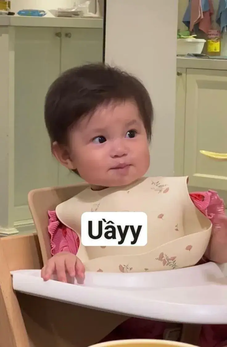 Meme em bé ngạc nhiên mang đến pha hài hước siêu dễ thương.