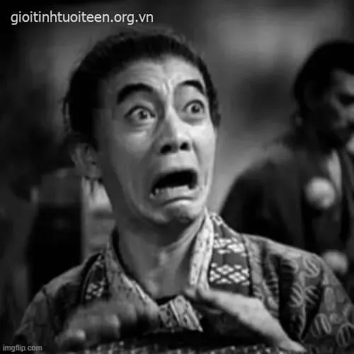 Hình chế đầu nghiêng nhẹ giật mình bởi cú rơi thông tin bất thình lình