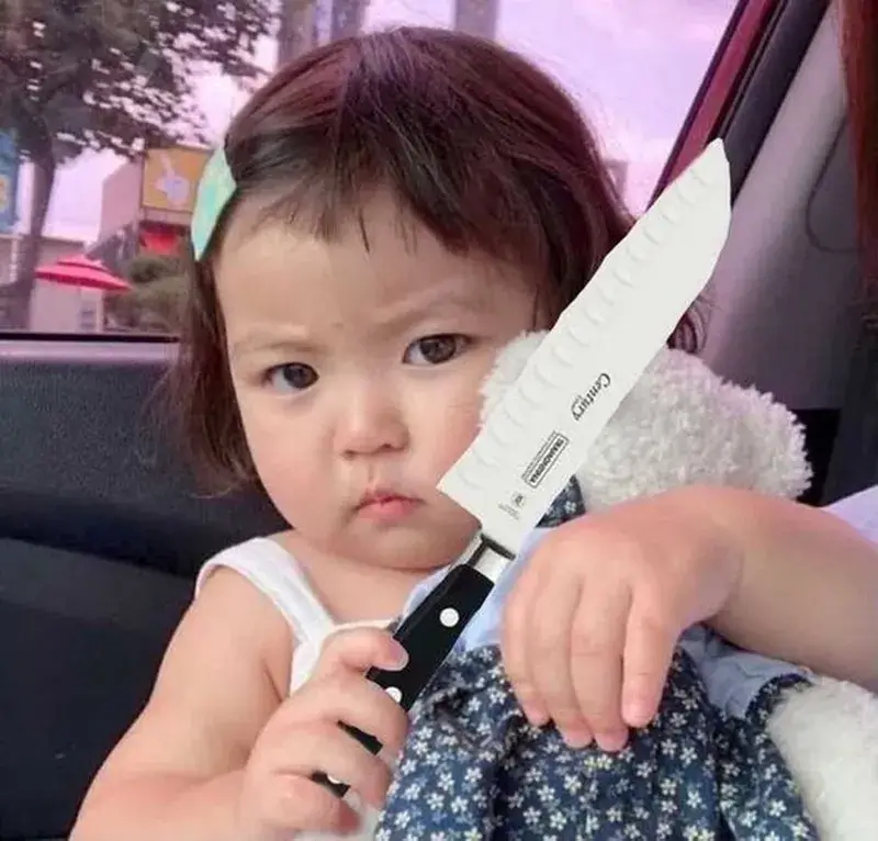 Hình meme troll em bé cầm dao nhưng gương mặt siêu dễ thương