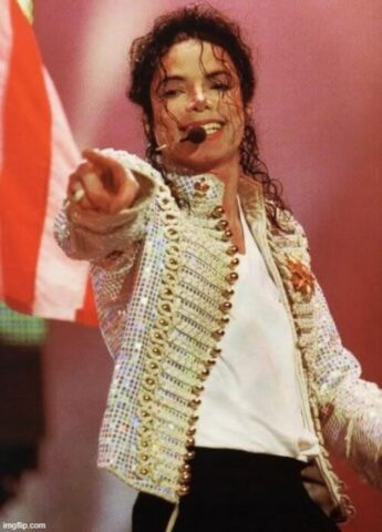 Micheal Jackson chỉ tay