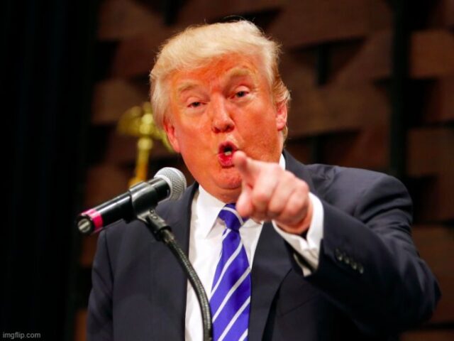 Donal Trump chỉ tay