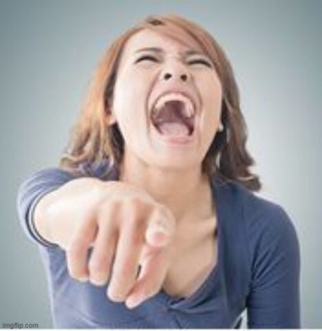 Cô gái chỉ tay cười chọc quê