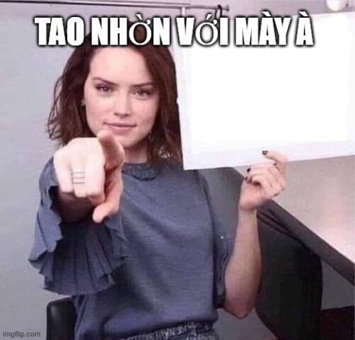 Cô gái chỉ tay thẳng vào màn hình