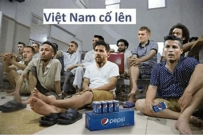 Việt Nam cố lên - Messi, Ronaldo, Neymar ngồi xem đá banh cổ vũ VN.