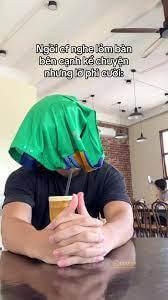 Ngồi cà phê nghe lỏm bàn bên cạnh kể chuyện nhưng lỡ phì cười