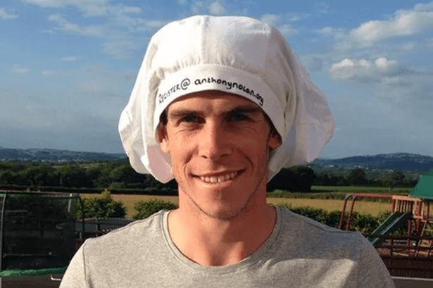 Ảnh meme đội quần lên đầu, miệng mỉm cười, ánh mắt buông xuôi cuộc đời.