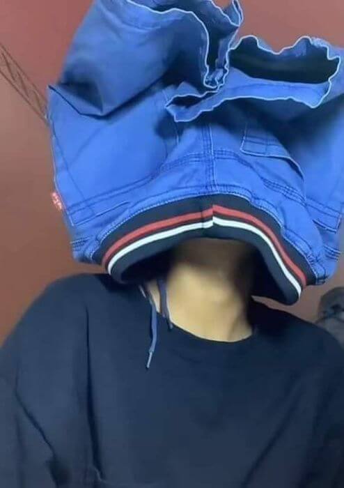 Hình đội quần meme khiến người xem không biết nên cười hay xót.