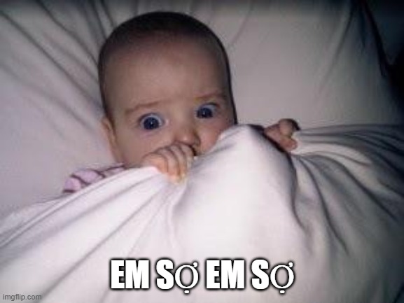 Biểu cảm của em bé sơ sinh hoang mang sợ hãi 