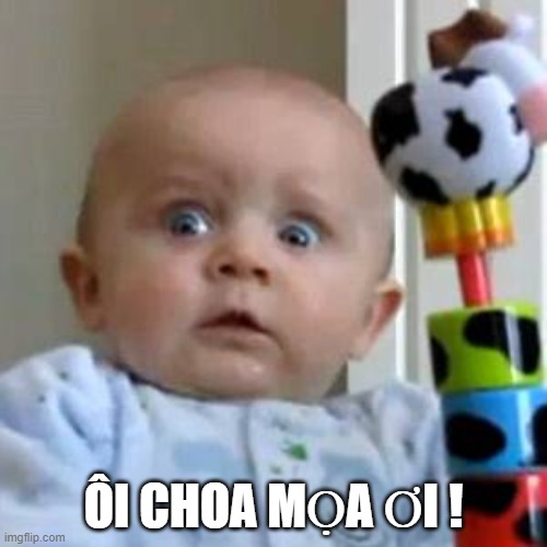 Em bé sợ quá mắt trố lên