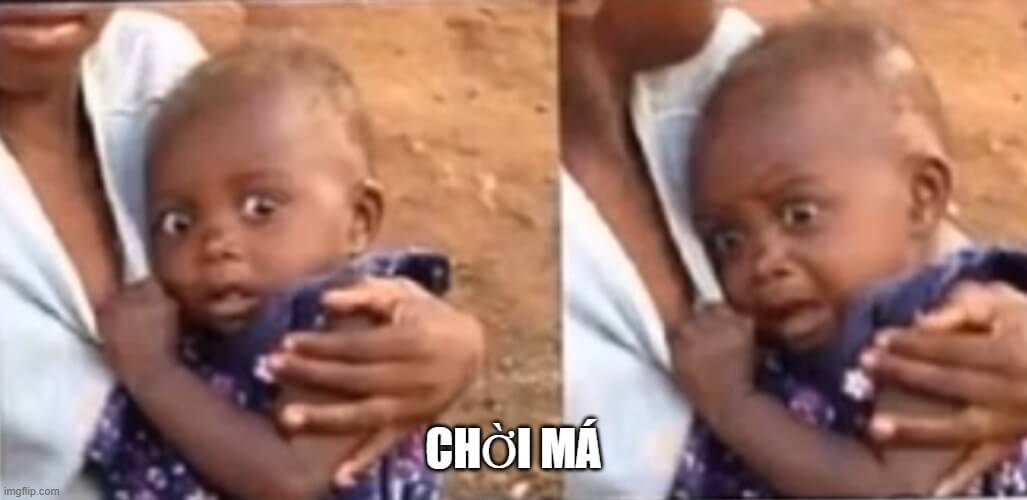 Em bé da đen sợ hãi trong vòng tay mẹ