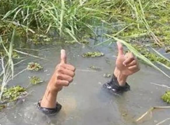 Người chìm trong nước vẫn giơ 2 tay lên like