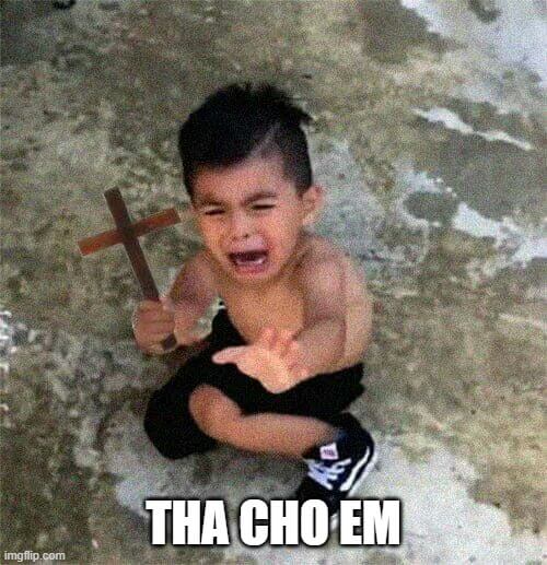 Tay cầm cây thánh giá nhưng cái mặt này… không ổn xíu nào